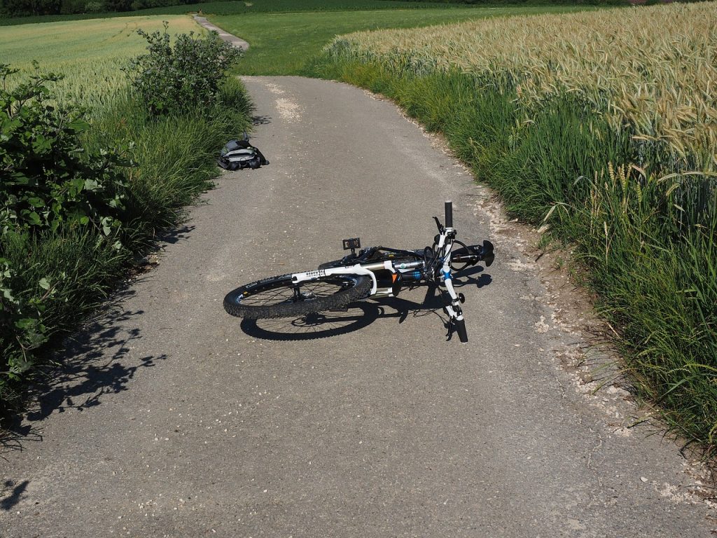 bicycle, accident, mountain bike-592543.jpg